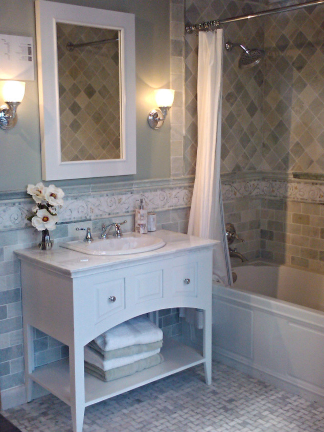 Bild på ett mellanstort vintage badrum med dusch, med möbel-liknande, vita skåp, ett badkar i en alkov, en dusch/badkar-kombination, en toalettstol med separat cisternkåpa, beige kakel, grå kakel, vit kakel, keramikplattor, beige väggar, marmorgolv, ett nedsänkt handfat och marmorbänkskiva