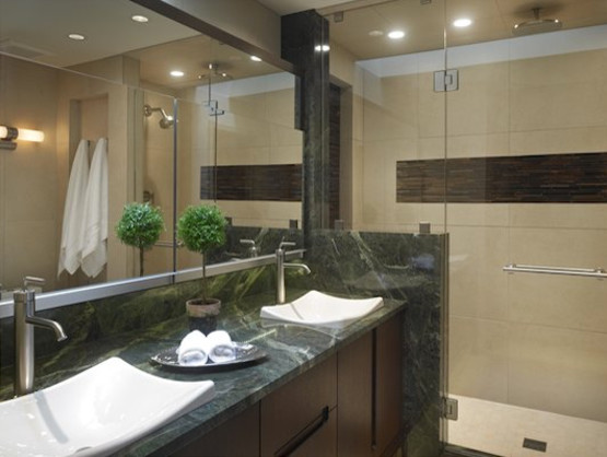 Modern inredning av ett mellanstort en-suite badrum, med släta luckor, skåp i mörkt trä, en dusch i en alkov, beige kakel, brun kakel, keramikplattor, beige väggar, ett nedsänkt handfat och marmorbänkskiva