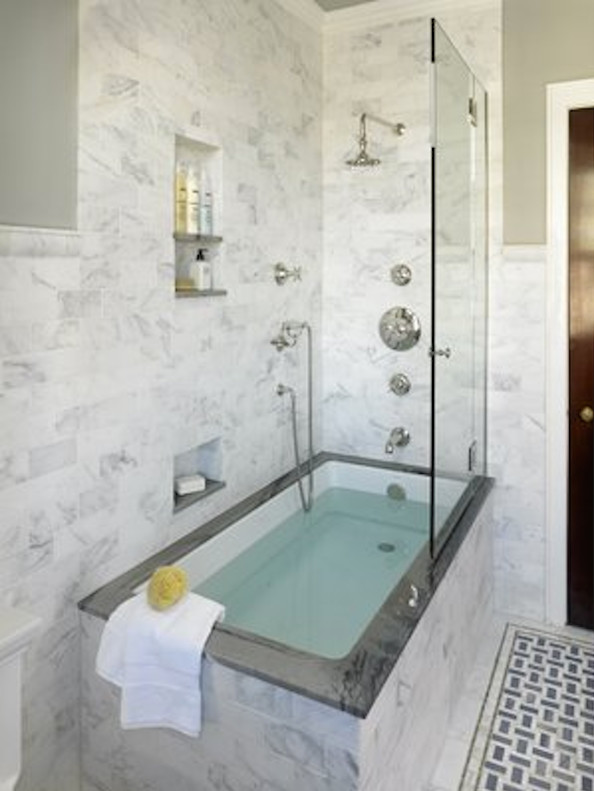 Стильный дизайн: ванная комната среднего размера в современном стиле с полновстраиваемой ванной, душем над ванной, белой плиткой, мраморной плиткой, бежевыми стенами, полом из цементной плитки, душевой кабиной и мраморной столешницей - последний тренд