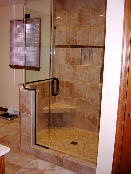 Aménagement d'une salle de bain principale en bois brun avec un lavabo encastré, un placard avec porte à panneau surélevé, un plan de toilette en verre, une douche d'angle, un carrelage beige, un mur blanc et un sol en carrelage de céramique.
