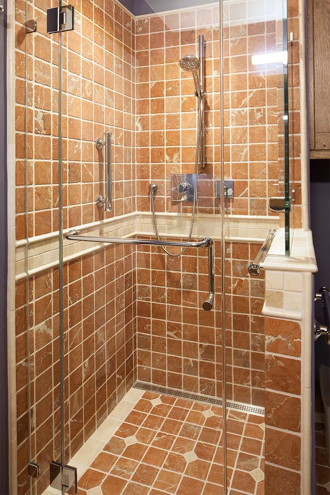 Cette image montre une salle de bain principale bohème en bois brun de taille moyenne avec un lavabo encastré, un placard à porte shaker, un plan de toilette en quartz, une douche à l'italienne, WC séparés, un carrelage de pierre, un mur violet, un sol en travertin et un carrelage marron.