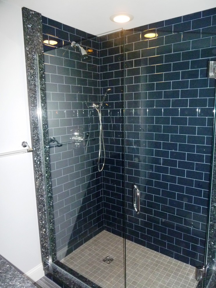 Foto på ett funkis badrum med dusch