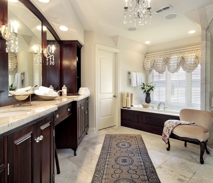 Inspiration för ett litet vintage en-suite badrum, med luckor med upphöjd panel, skåp i ljust trä, gula väggar, ett undermonterad handfat och granitbänkskiva
