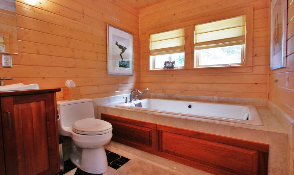 Пример оригинального дизайна: ванная комната в классическом стиле с накладной раковиной, фасадами с выступающей филенкой, фасадами цвета дерева среднего тона, накладной ванной и бежевой плиткой