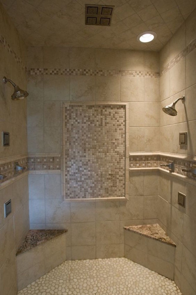 Immagine di una stanza da bagno tradizionale con doccia alcova, piastrelle beige, piastrelle in ceramica, pareti beige, pavimento con piastrelle di ciottoli e pavimento beige