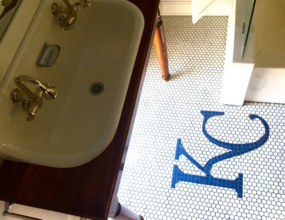 Immagine di una stanza da bagno american style con lavabo rettangolare, top in legno, piastrelle bianche, pareti grigie e pavimento in gres porcellanato
