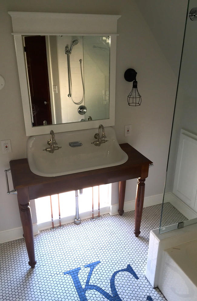 Immagine di una stanza da bagno stile americano con lavabo rettangolare, top in legno, piastrelle bianche, pareti grigie e pavimento in gres porcellanato
