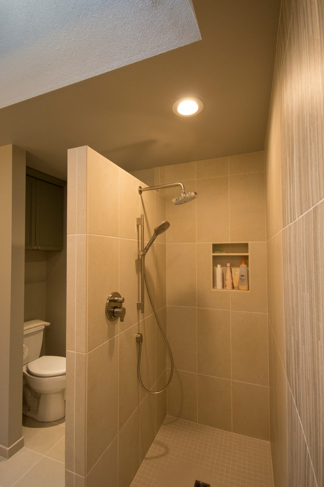 Inspiration för mellanstora klassiska en-suite badrum, med luckor med infälld panel, gröna skåp, en kantlös dusch, en toalettstol med separat cisternkåpa, grå kakel, keramikplattor, grå väggar, klinkergolv i keramik, ett undermonterad handfat, beiget golv och med dusch som är öppen