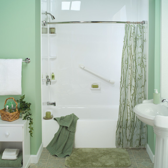 На фото: ванная комната среднего размера в современном стиле с плоскими фасадами, белыми фасадами, ванной в нише, душем над ванной, зеленой плиткой, зелеными стенами, полом из цементной плитки, душевой кабиной, раковиной с пьедесталом, серым полом и шторкой для ванной с