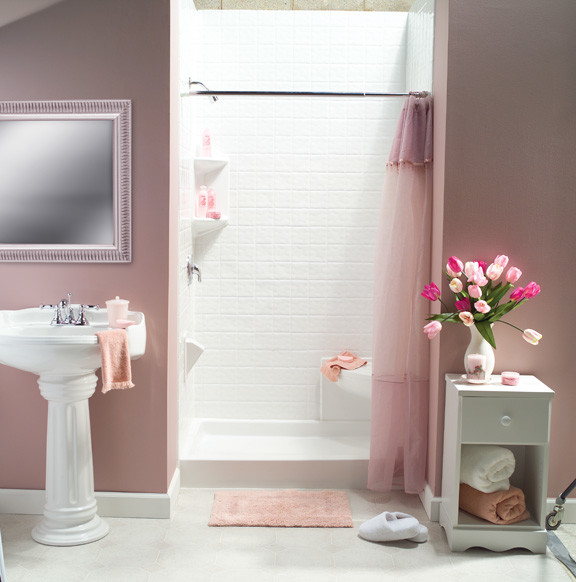 Exempel på ett mellanstort shabby chic-inspirerat badrum med dusch, med släta luckor, vita skåp, en dusch i en alkov, keramikplattor, rosa väggar, klinkergolv i keramik, ett piedestal handfat och dusch med duschdraperi