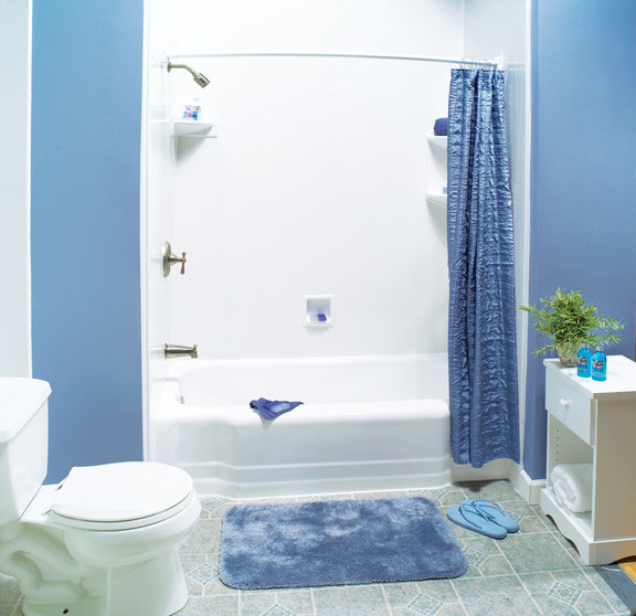Exemple d'une salle d'eau chic de taille moyenne avec un placard à porte plane, des portes de placard blanches, une baignoire en alcôve, un combiné douche/baignoire, WC séparés, un mur bleu, un sol en carrelage de céramique, un sol gris et une cabine de douche avec un rideau.