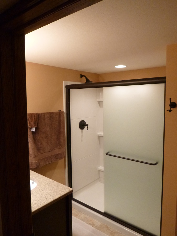 Bild på ett mellanstort vintage badrum med dusch, med släta luckor, skåp i mörkt trä, granitbänkskiva, beige kakel, cementkakel, en dusch i en alkov, en toalettstol med hel cisternkåpa, ett undermonterad handfat, beige väggar och klinkergolv i keramik