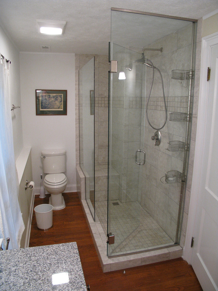 Inredning av ett modernt litet badrum för barn, med möbel-liknande, rosa kakel, spegel istället för kakel och laminatbänkskiva