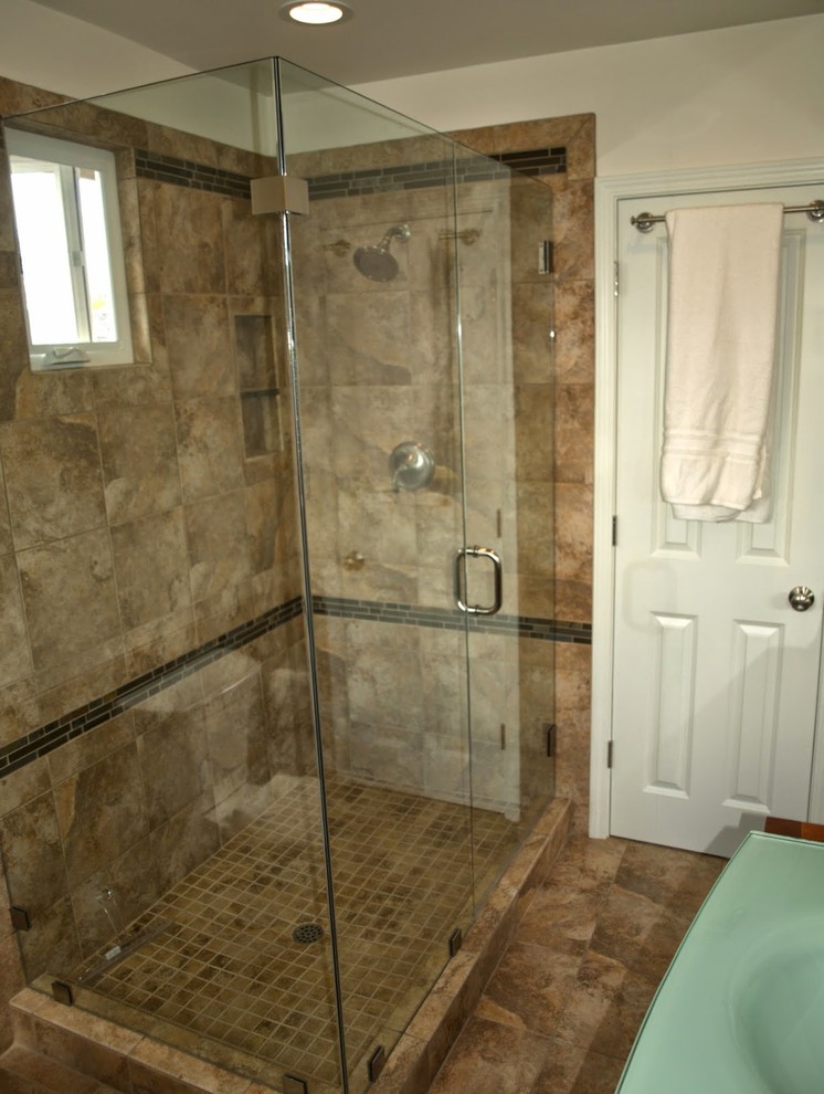 Идея дизайна: ванная комната среднего размера в стиле неоклассика (современная классика) с угловым душем, коричневой плиткой, керамогранитной плиткой, белыми стенами, полом из керамогранита, душевой кабиной, монолитной раковиной, стеклянной столешницей, коричневым полом, душем с распашными дверями, зеленой столешницей и раздельным унитазом