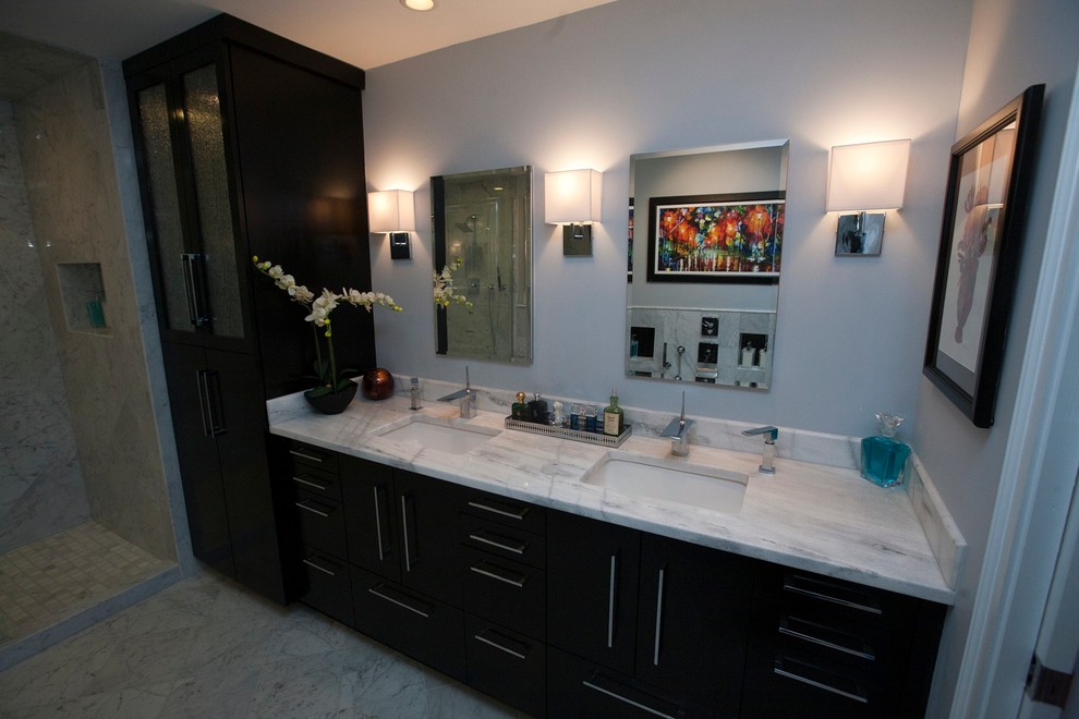 Idéer för att renovera ett stort en-suite badrum, med ett nedsänkt handfat, luckor med infälld panel, skåp i mörkt trä, granitbänkskiva och klinkergolv i keramik