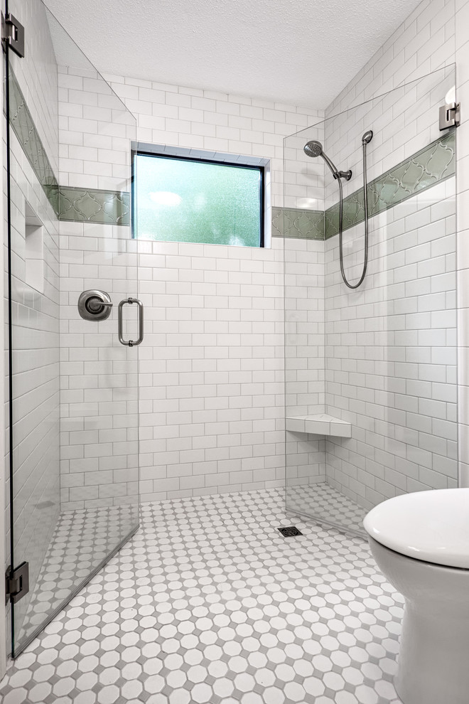 Idee per una stanza da bagno tradizionale con doccia a filo pavimento, piastrelle bianche, piastrelle diamantate, pareti bianche e pavimento con piastrelle in ceramica
