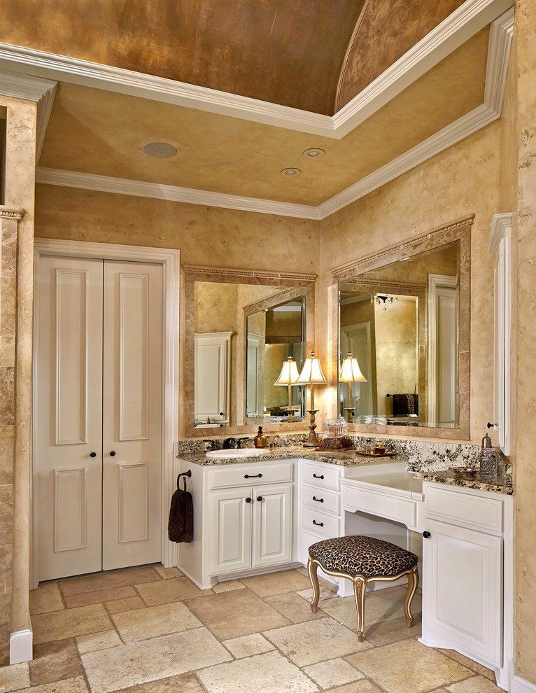 Esempio di una stanza da bagno classica con lavabo da incasso, ante con bugna sagomata, ante bianche e piastrelle beige
