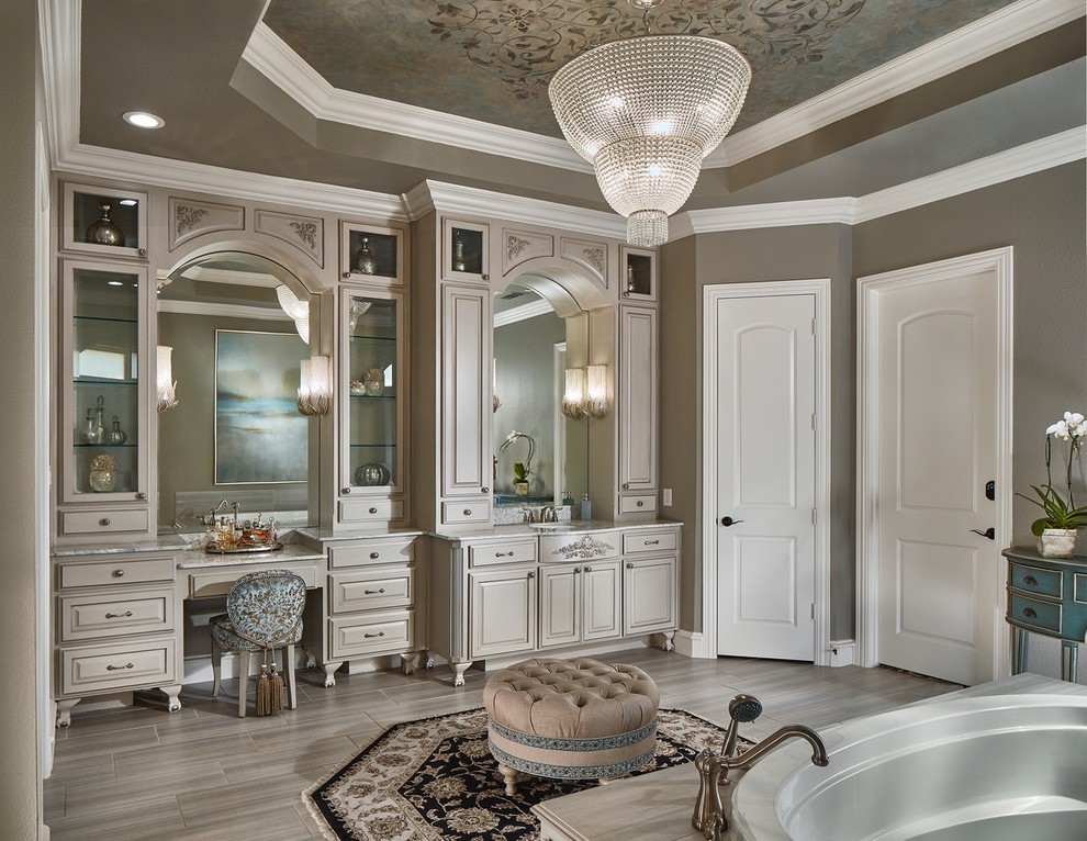 Klassisk inredning av ett badrum med dusch, med beige skåp, ett platsbyggt badkar, bruna väggar, brunt golv och luckor med upphöjd panel