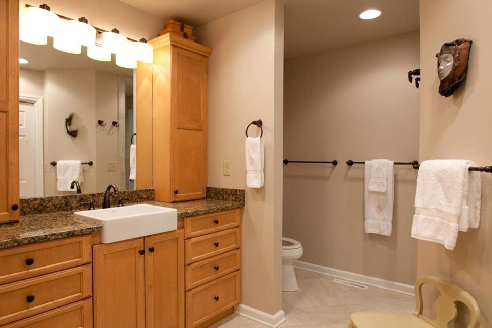 Idées déco pour une salle de bain principale classique en bois brun de taille moyenne avec un placard avec porte à panneau encastré, WC séparés, un carrelage beige, des carreaux de céramique, un mur beige, un sol en carrelage de céramique, un lavabo posé, un plan de toilette en granite et un sol beige.
