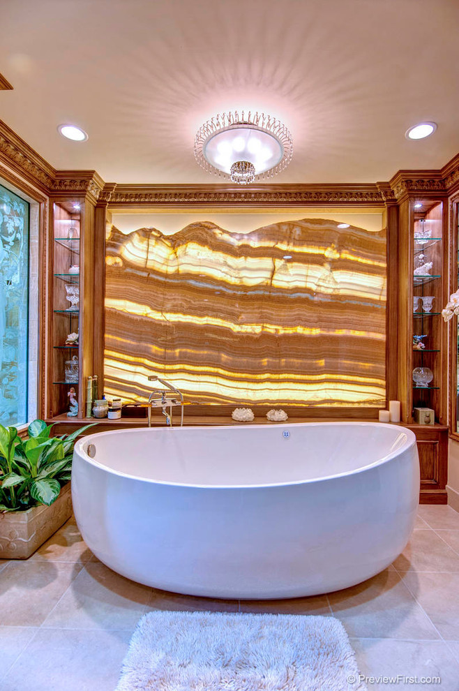 Diseño de cuarto de baño de estilo americano con bañera exenta