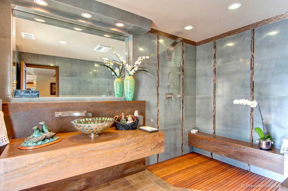 Foto de cuarto de baño minimalista con lavabo sobreencimera y ducha abierta