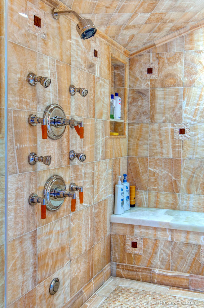 Imagen de cuarto de baño de estilo americano con ducha empotrada