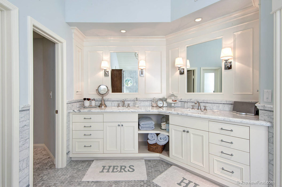 Imagen de cuarto de baño tradicional con puertas de armario blancas, encimera de mármol, bañera exenta, ducha esquinera y baldosas y/o azulejos grises