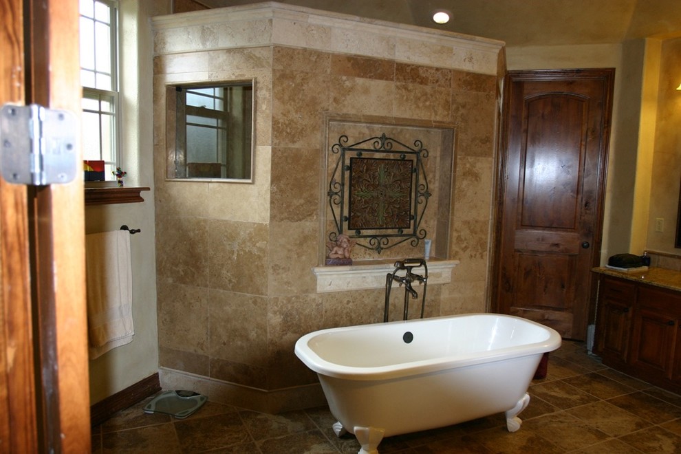 Foto di una stanza da bagno minimal con ante in legno bruno, vasca con piedi a zampa di leone, doccia ad angolo, piastrelle beige, piastrelle di pietra calcarea, pareti beige, pavimento beige e top beige