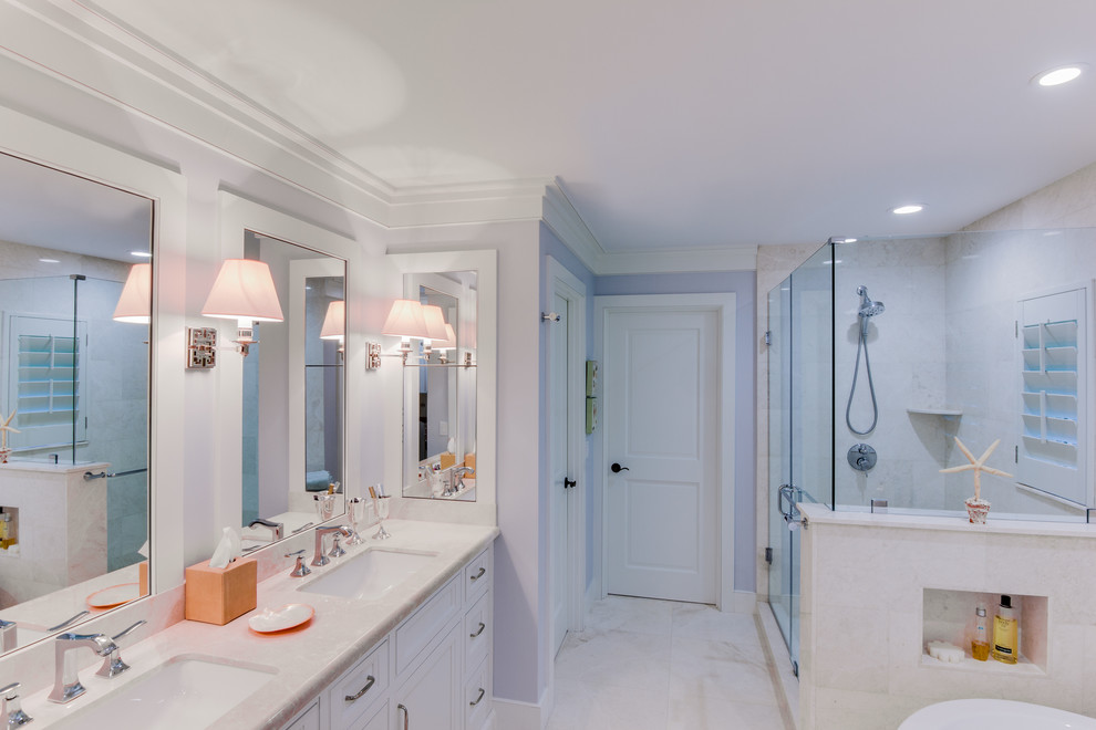 Пример оригинального дизайна: ванная комната с отдельно стоящей ванной, угловым душем, белой плиткой, фиолетовыми стенами, полом из известняка и накладной раковиной