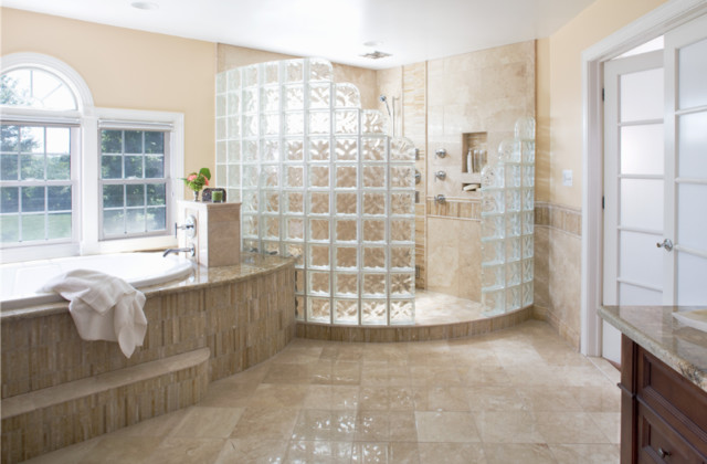 Mamparas de ducha para la casa: 10 opciones originales. Mampara de  aluminio, corredera, de pavés, con dos salidas, de cristal sin marco o  cristal texturizado. También, mamparas para la bañera de casa.