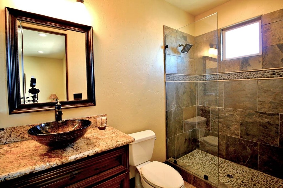 Immagine di una stanza da bagno con doccia con doccia alcova, piastrelle in ardesia, lavabo a bacinella, top in granito e doccia aperta