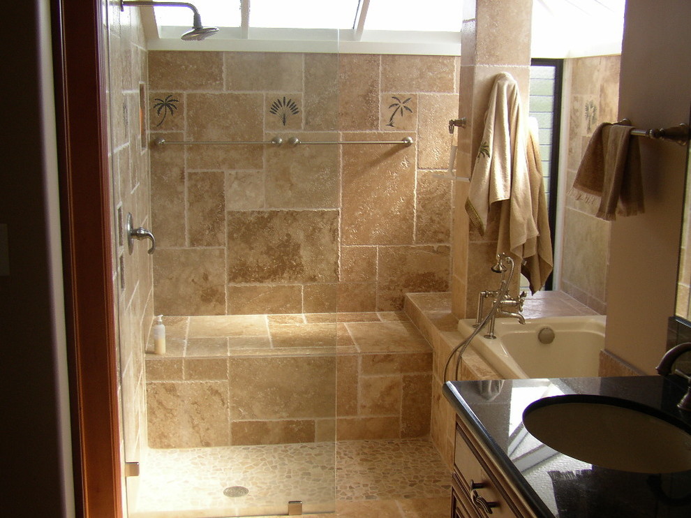 Foto di una stanza da bagno con doccia tropicale di medie dimensioni con ante con bugna sagomata, ante in legno bruno, vasca da incasso, doccia alcova, pareti beige, pavimento in travertino, lavabo sottopiano e top in granito