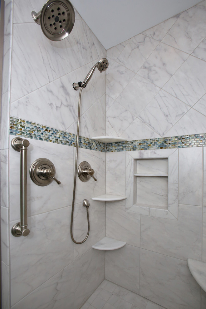 Inspiration för ett stort vintage en-suite badrum, med luckor med upphöjd panel, vita skåp, ett fristående badkar, en hörndusch, grå kakel, vit kakel, stenkakel, gröna väggar, marmorgolv, ett undermonterad handfat, granitbänkskiva, vitt golv och dusch med gångjärnsdörr