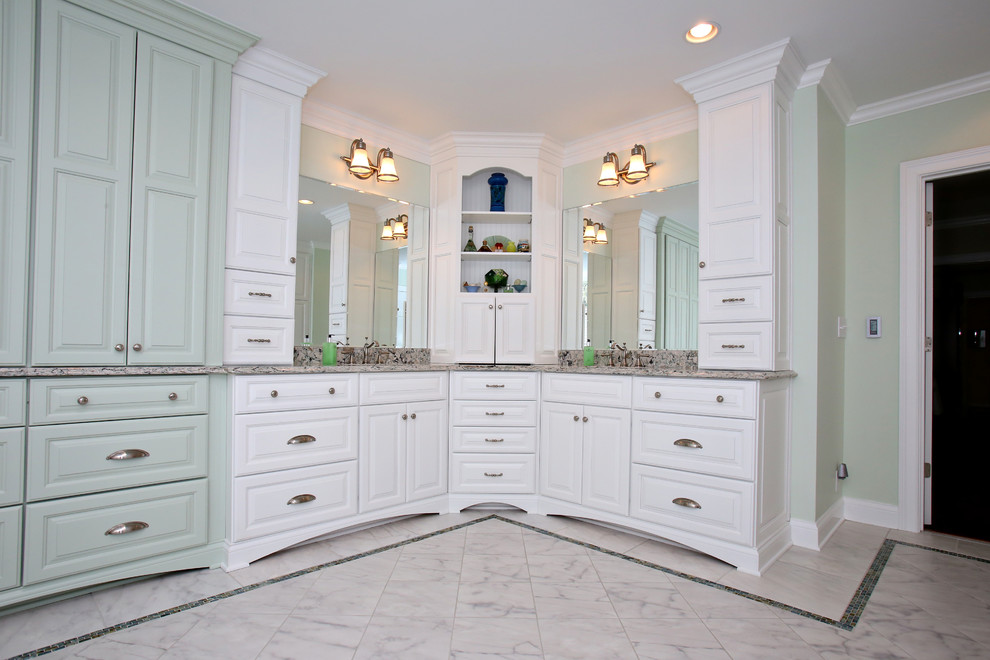 Klassisk inredning av ett stort en-suite badrum, med luckor med upphöjd panel, vita skåp, gröna väggar, marmorgolv, granitbänkskiva, vitt golv, en hörndusch, dusch med gångjärnsdörr, ett fristående badkar, grå kakel, vit kakel, stenkakel och ett undermonterad handfat