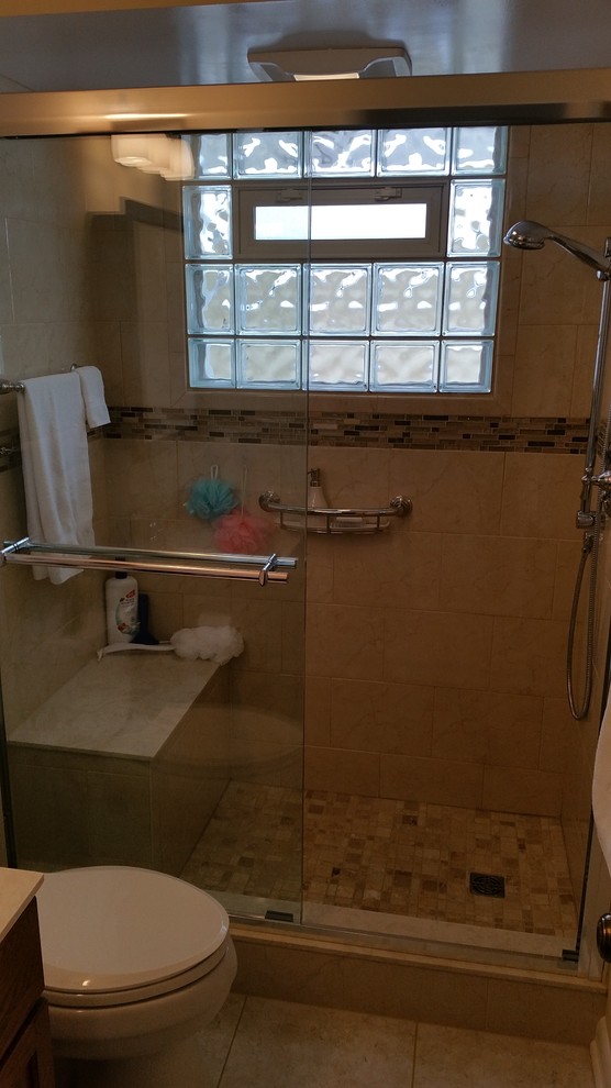 Cette image montre une petite salle de bain traditionnelle en bois brun avec un placard avec porte à panneau surélevé, WC séparés, un carrelage blanc, un mur beige, un sol en linoléum, un lavabo encastré et un plan de toilette en granite.