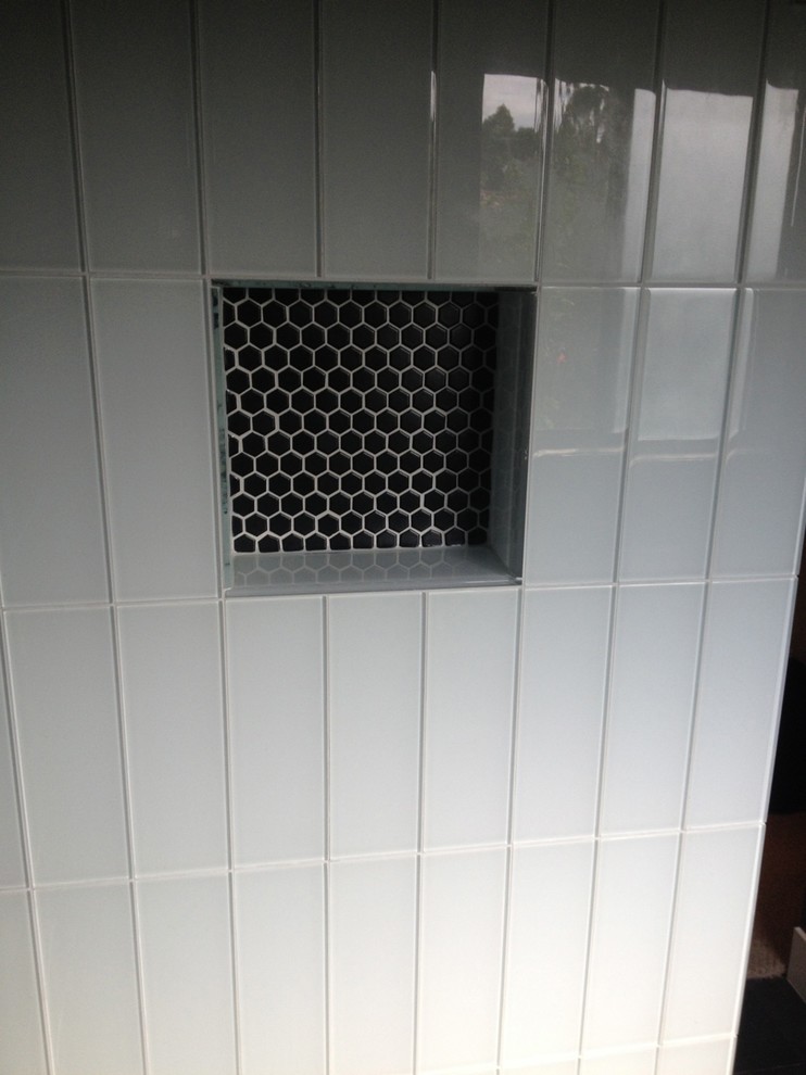 Ejemplo de cuarto de baño principal moderno pequeño con baldosas y/o azulejos blancas y negros, baldosas y/o azulejos de vidrio, suelo de pizarra y suelo negro