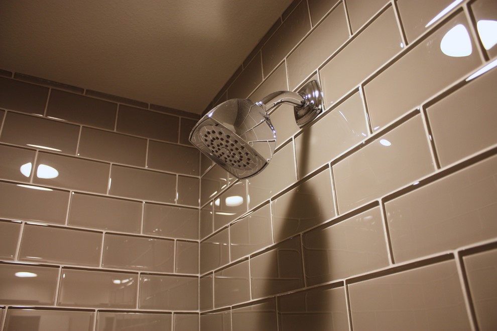 Cette photo montre une petite salle de bain tendance avec un lavabo de ferme, WC séparés, un carrelage gris, un carrelage en pâte de verre, un mur beige et un sol en carrelage de porcelaine.