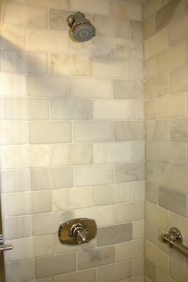 Bild på ett mellanstort funkis badrum med dusch, med luckor med profilerade fronter, vita skåp, bänkskiva i kvarts, vit kakel, stenkakel, en öppen dusch, en toalettstol med separat cisternkåpa, ett undermonterad handfat, grå väggar och marmorgolv