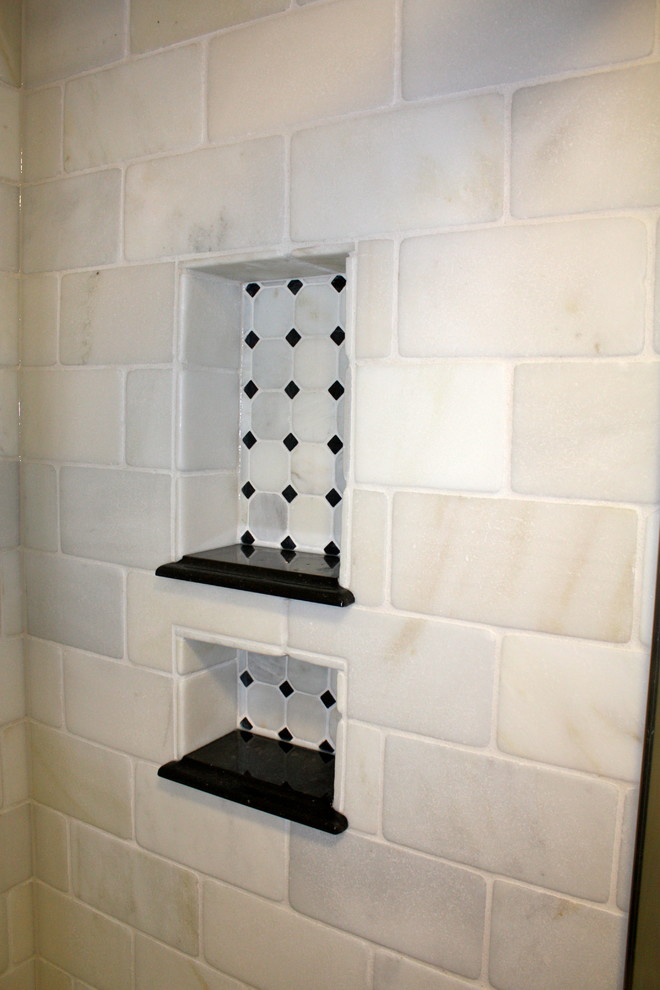 Foto på ett mellanstort funkis badrum med dusch, med luckor med profilerade fronter, vita skåp, bänkskiva i kvarts, vit kakel, stenkakel, en öppen dusch, en toalettstol med separat cisternkåpa, ett undermonterad handfat, grå väggar och marmorgolv