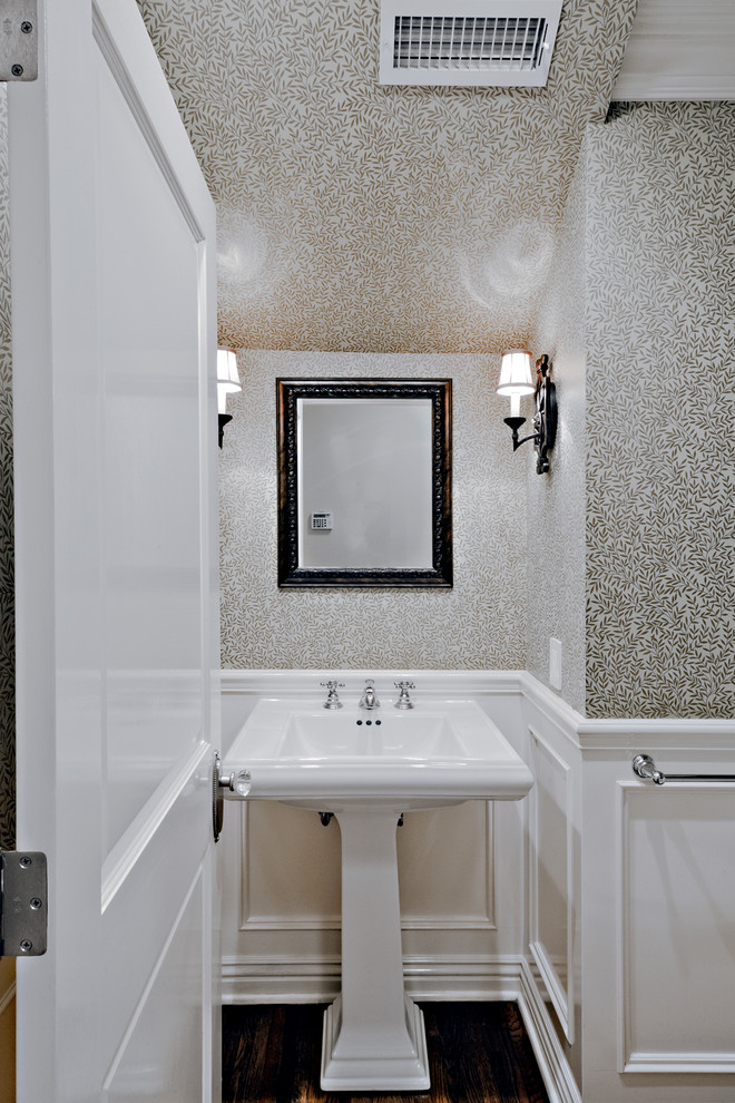 На фото: ванная комната в классическом стиле с раковиной с пьедесталом и серыми стенами с