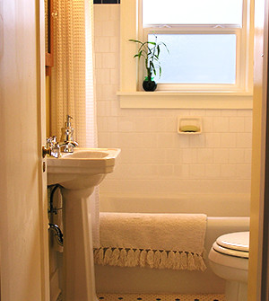 Aménagement d'une petite salle d'eau classique avec un lavabo de ferme, un combiné douche/baignoire, un carrelage blanc, des carreaux de céramique et un sol en carrelage de céramique.