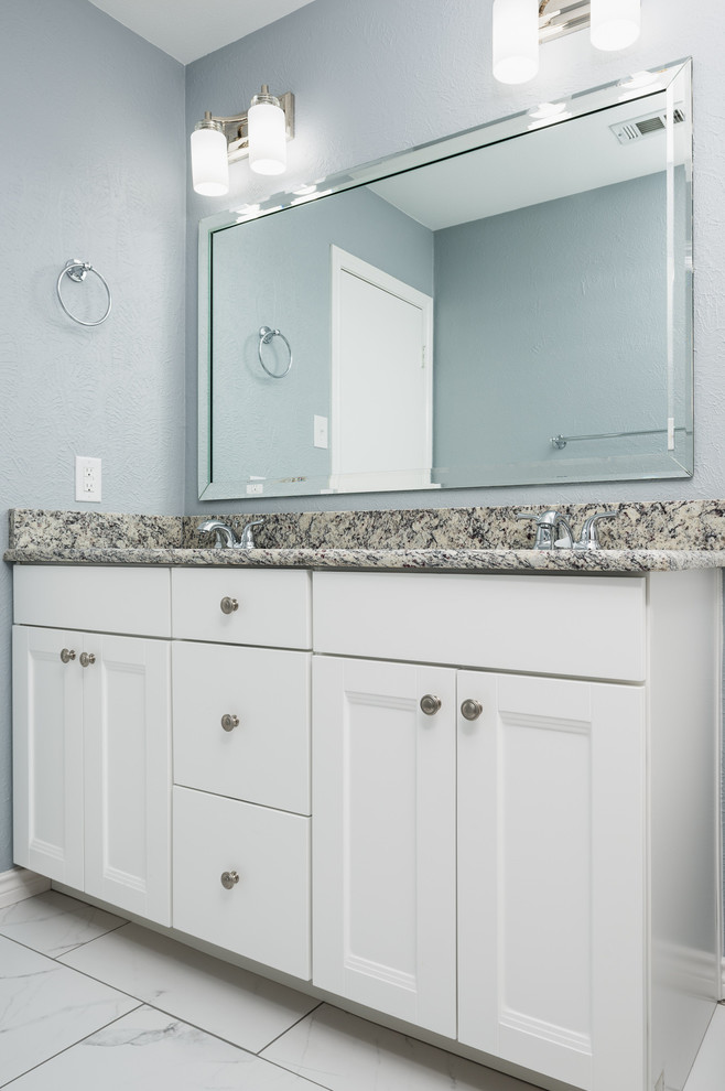 Пример оригинального дизайна: маленькая ванная комната в современном стиле с ванной в нише, унитазом-моноблоком, синими стенами, полом из керамогранита, врезной раковиной, плоскими фасадами, белыми фасадами, душем над ванной, серой плиткой, душевой кабиной, столешницей из кварцита, белым полом и шторкой для ванной для на участке и в саду