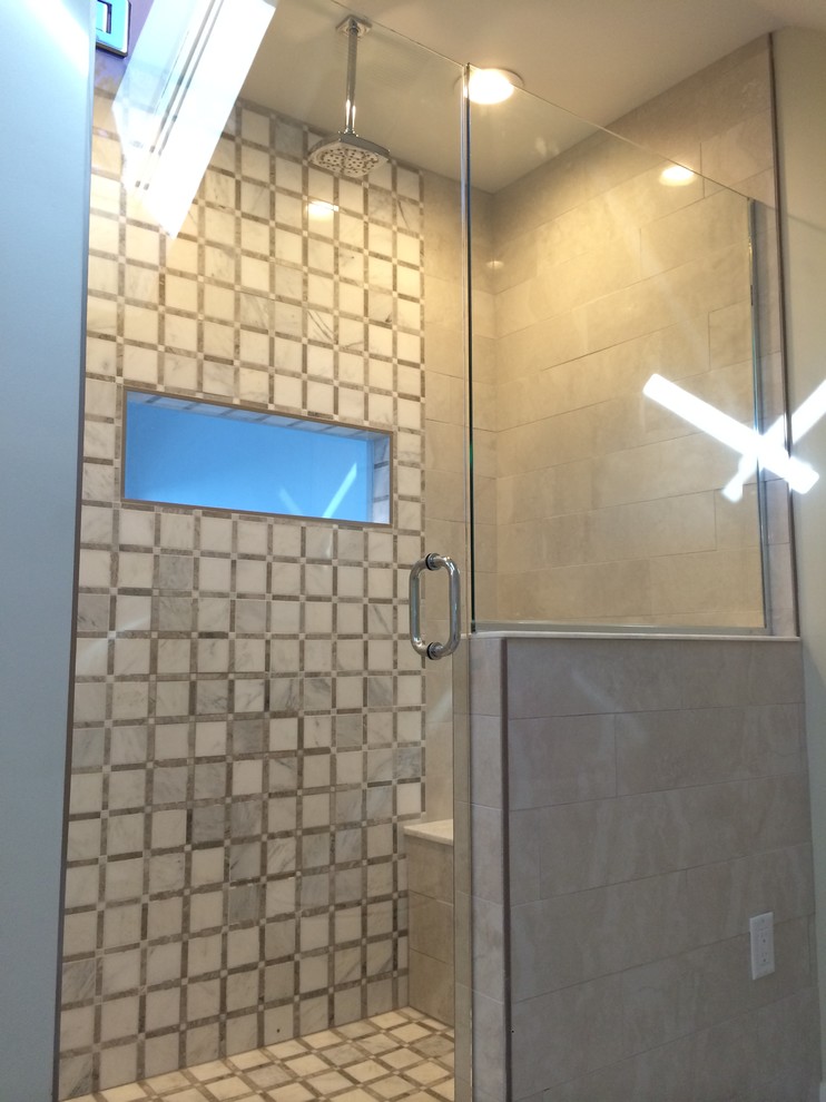 На фото: большая главная ванная комната в стиле модернизм с настольной раковиной, плоскими фасадами, белыми фасадами, столешницей из гранита, открытым душем, раздельным унитазом, серой плиткой, каменной плиткой, белыми стенами и мраморным полом