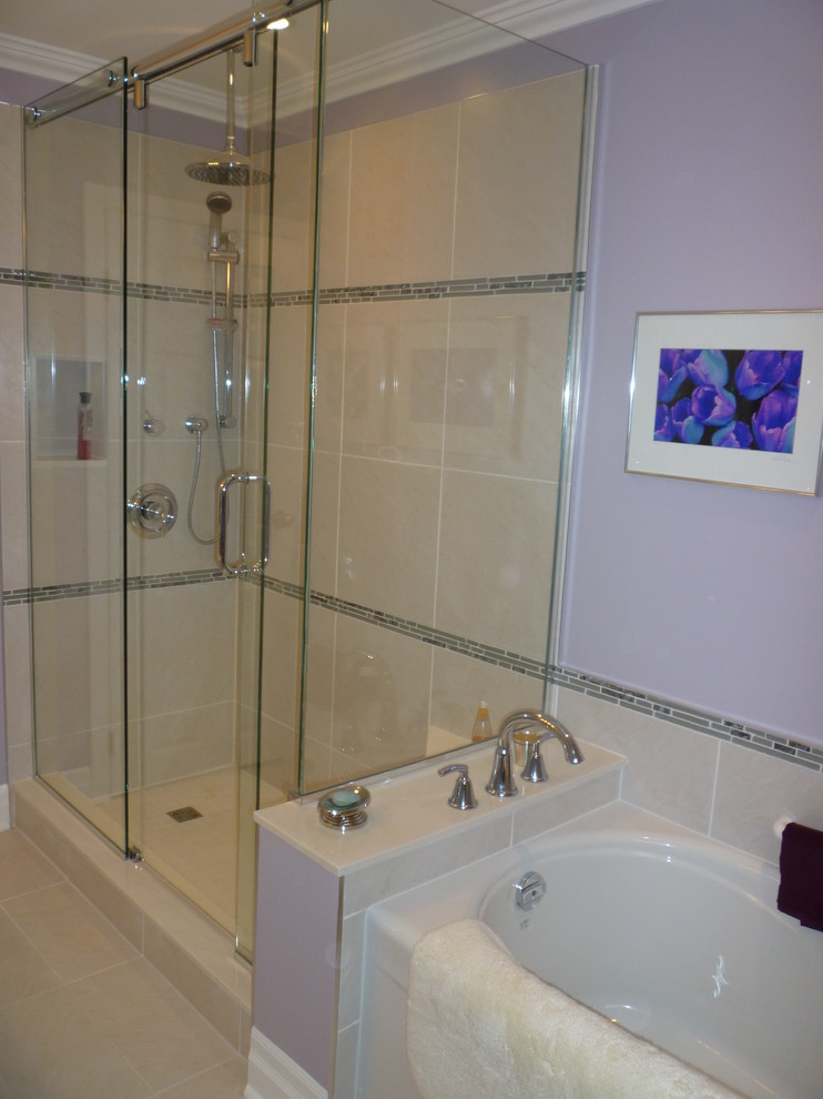 На фото: главная ванная комната среднего размера в классическом стиле с ванной в нише, угловым душем, бежевой плиткой, керамической плиткой, фиолетовыми стенами, полом из керамической плитки, бежевым полом и душем с распашными дверями