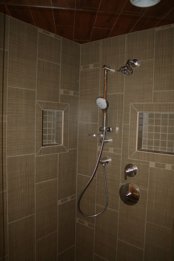 Cette image montre une grande salle de bain principale asiatique avec un placard avec porte à panneau surélevé.