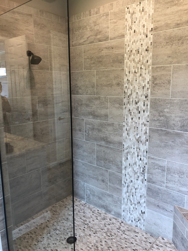 Стильный дизайн: ванная комната среднего размера в стиле модернизм с душем в нише, бежевой плиткой, керамогранитной плиткой, бежевыми стенами, полом из мозаичной плитки, душевой кабиной, бежевым полом и открытым душем - последний тренд