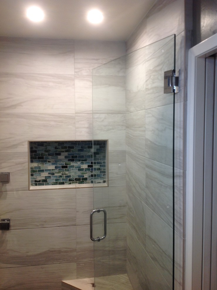 Пример оригинального дизайна: ванная комната среднего размера в классическом стиле с душем в нише, фасадами с утопленной филенкой, белыми фасадами, накладной ванной, унитазом-моноблоком, серой плиткой, белой плиткой, керамогранитной плиткой, серыми стенами, полом из керамогранита, душевой кабиной, врезной раковиной и столешницей из искусственного камня