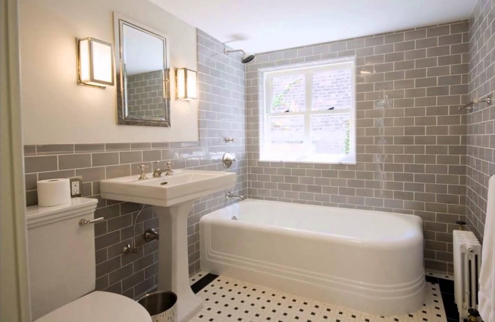 Eklektisk inredning av ett litet vit vitt badrum med dusch, med en dusch/badkar-kombination, en toalettstol med separat cisternkåpa, grå kakel, tunnelbanekakel, beige väggar, mosaikgolv, ett piedestal handfat, bänkskiva i akrylsten, flerfärgat golv och dusch med duschdraperi