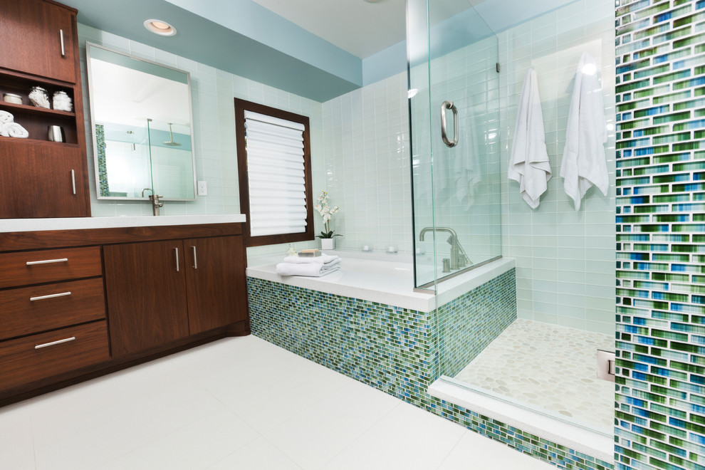 Exemple d'une grande salle de bain principale bord de mer en bois foncé avec un placard à porte plane, une baignoire encastrée, une douche d'angle, WC séparés, un carrelage bleu, un carrelage vert, un carrelage blanc, mosaïque, un mur bleu, un sol en ardoise, un lavabo encastré, un plan de toilette en quartz, un sol blanc et une cabine de douche à porte battante.