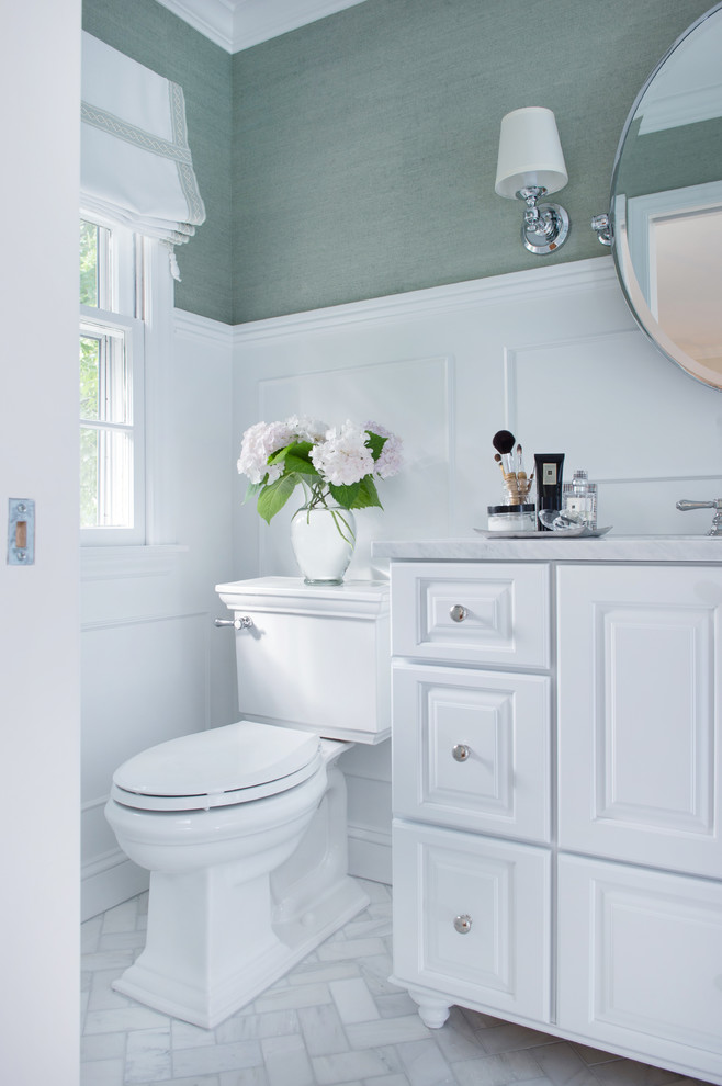 Foto di una stanza da bagno chic con ante con bugna sagomata, ante bianche e pareti verdi